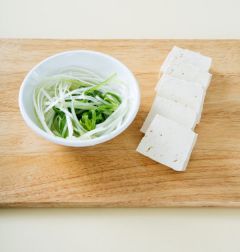 2. 두부는 도톰하게 썰고 대파는 채 썬다.