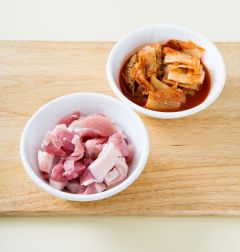 1. 돼지고기는 목살로 준비하여 큼직하게 썬다. 배추김치도 큼직하게 썬다.