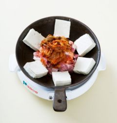 3. 고춧가루, 다진 마늘, 김치 국물, 참치한스푼을 넣는다.