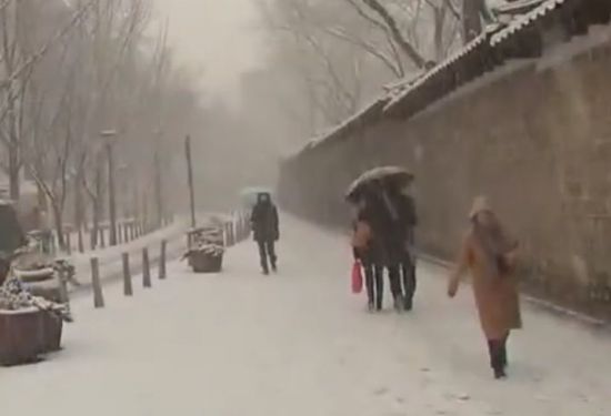 요즘은 겨울에 내리는 눈과 비는 무조건 피부에 닿지 않도록 해야 합니다. 작은 우산으로 서로를 씌워주며 온기를 나누고, 내리는 눈을 입으로 받아먹던 시절은 옛추억 속에 남아있는 한 장면일뿐 입니다. [사진=유튜브 화면캡처]