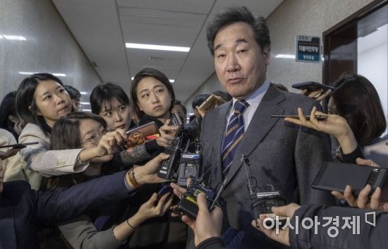 이낙연 전 국무총리가 15일 국회에서 열린 더불어민주당 최고위원회의에 참석후 회의실을 나오면서 기자들 질의에 답변하고 있다./윤동주 기자 doo7@