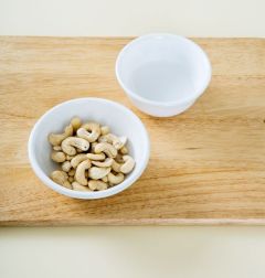 2. 캐슈너트는 그대로 준비하고 녹말물을 준비한다.