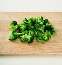 1. 브로콜리는 먹기 좋은 작은 송이로 잘라서 끓는 물에 소금을 넣고 데쳐 찬물에 헹구어 물기를 뺀다.