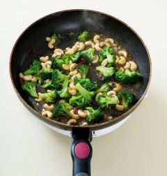 4. 굴소스, 간장, 맛술을 넣고 끓여 국물이 끓으면 브로콜리와 캐슈너트를 넣는다. 녹말물로 농도를 맞추고 소금, 후춧가루로 간을 맞춘다.