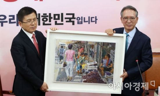 자유한국당 공천관리위원장으로 임명된 김형오 전 의장이 17일 국회에서 황교안 당 대표와 회동을 마친 후 시장 상인의 그림을 대표에게 전달하고 있다./윤동주 기자 doso7@