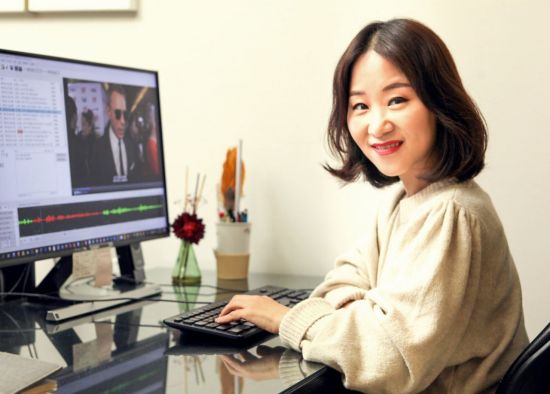 영상번역 전문가인 박나연 누벨콘텐츠 미디어 대표가 해외콘텐츠 영상번역을 시연하고 있다.