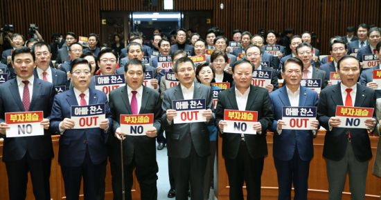 자유한국당 황교안 대표와 심재철 원내대표 등이 지난 13일 오후 서울 여의도 국회에서 열린 의원총회에서 문희상 국회의장의 아들 문석균 더불어민주당 경기 의정부갑 지역위원회 상임 부위원장의 지역구 세습논란을 규탄하고 있다. / 사진=연합뉴스