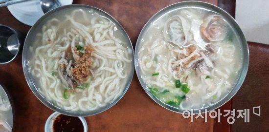 서울의 한 식당에서 동일한 칼국수를 주문한 사진. 남자가 주문한 좌측의 칼국수가 더 많아 보인다. 우측은 여성이 주문한 칼국수. 해당 여성은 양이 적다며 항의했지만, 여자라서 그렇게 줬다는 식당 주인의 답이 돌아왔다. 사진=독자제공·한승곤 기자 hsg@asiae.co.kr