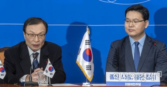 이해찬 더불어민주당 대표가 21일 국회에 열린 11번째 영입인사인 최기일 방위산업 전문가가 영입 인사 환영식에 참석, 환영사를 하고 있다./윤동주 기자 doso7@