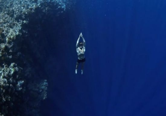 바다의 지형이 급격하게 깊어지는 블루홀 등의 사진을 보면 공포에 빠지는 '심해공포증'. [사진=유튜브 화면캡처]