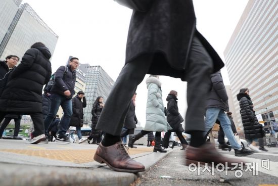 새해 첫 출근일인 2일 서울 광화문 사거리에서 시민들이 출근길 발걸음을 옮기고 있다. /문호남 기자 munonam@