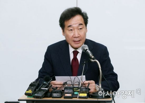 이낙연 전 국무총리가 23일 서울 용산역에서 더불어민주당 지도부와 함께 귀성인사 후 기자간담회를 갖고 있다. 이 전 총리는 이 자리에서 당에서 제안한 공동선대위원장직과 서울 종로 출마를 "영광과 책임으로 떠안겠다"라고 밝혔다./윤동주 기자 doso7@
