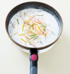 4. 생크림과 우유를 넣어 끓이다가 농도가 나면 삶은 파스타를 넣고 소금과 후춧가루로 간을 한 다음 파르메산 치즈가루를 뿌린다.