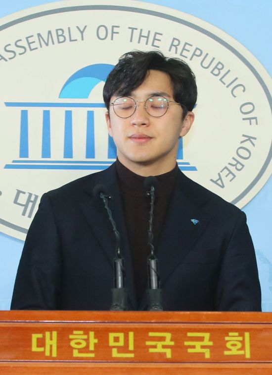 미투 논란 의혹이 제기된 더불어민주당 2번째 영입인재인 원종건씨가 28일 국회 정론관에서 '자격 반납' 입장을 밝힌 뒤 잠시 눈을 감고 있다. [이미지출처=연합뉴스]