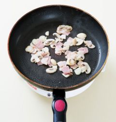 3. 팬을 달구어 올리브오일을 두르고 베이컨과 마늘을 넣어 2분 정도 볶다가 양송이버섯을 넣어 1분 정도 더 볶는다.