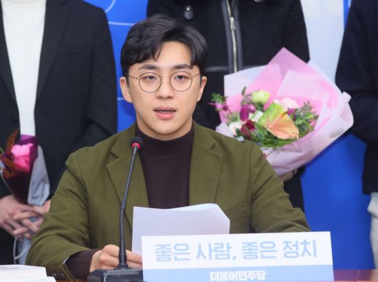 더불어민주당 '영입인재 2호'인 원종건 씨가 지난달 29일 국회에서 소감을 말하고 있다.[이미지출처=연합뉴스]