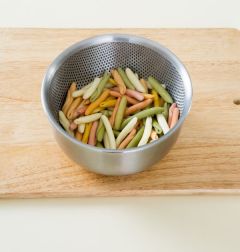 1. 냄비에 물 5컵, 소금 2~3을 넣고 끓여 끓으면 파스타를 넣어 7~8분 정도 삶아 건진다.