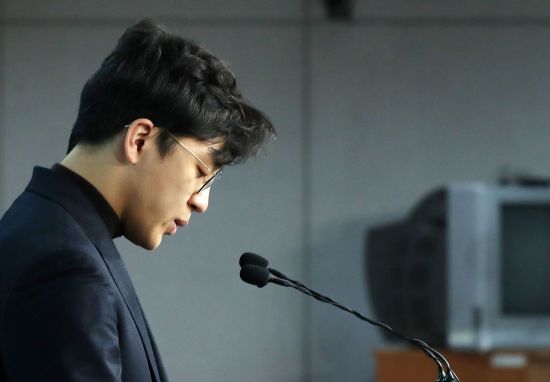 미투 논란이 제기된 더불어민주당 2번째 영입인재인 원종건(27)씨가 28일 서울 여의도 국회 정론관에서 열린 기자회견에서 영입인재 자격을 자진 반납하겠다고 밝히고 있다/사진=연합뉴스