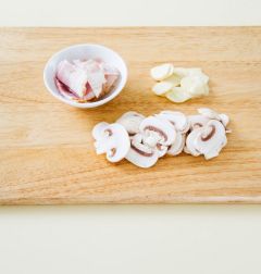 2. 베이컨은 큼직하게 썰고 양송이는 모양대로 썰고 마늘은 편으로 썬다.