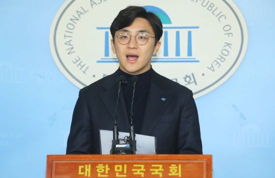 더불어민주당 영입인재인 원종건 씨가 지난 23일 국회 정론관에서 제21대 총선에 지역구 출마를 선언하고 있다.[이미지출처=연합뉴스]