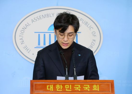 미투 논란 의혹이 제기된 더불어민주당 2번째 영입인재인 원종건 씨가 28일 서울 여의도 국회 정론관에서 입장을 밝히고 있다. 사진=연합뉴스