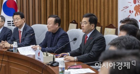 심재철 자유한국당 원내대표 등 원내지도부가 28일 국회에서 열린 원내대책회의에 참석, 모두 발언을 하고 있다./윤동주 기자 doso7@