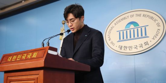 미투 논란 의혹이 제기된 더불어민주당 2번째 영입인재인 원종건 씨가 28일 서울 여의도 국회 정론관에서 입장을 밝히고 있다. [이미지출처=연합뉴스]