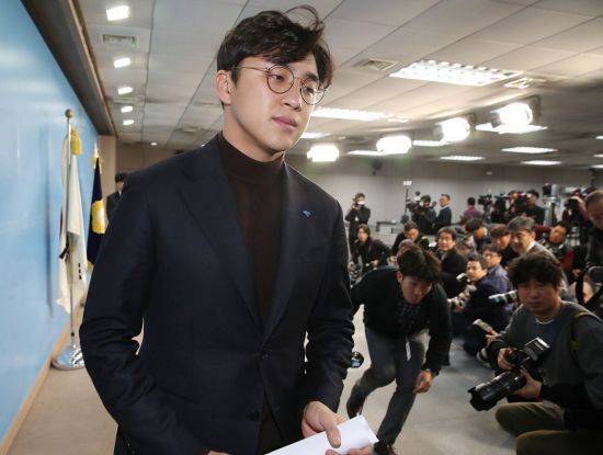 미투 논란 의혹이 제기된 더불어민주당 2번째 영입인재인 원종건씨가 28일  서울 여의도 국회 정론관에서영입인재 자격을 자진 반납하겠다고 밝힌 뒤 회견장을 나서고 있다. [이미지출처=연합뉴스]