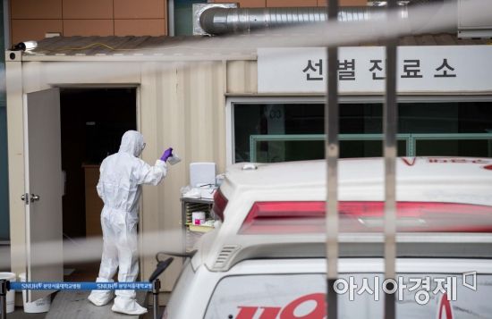 신종코로나바이러스 감염증인 '우한 폐렴' 공포가 확산되고 있는 28일 경기 성남 분당서울대학교병원에서 선별진료소가 운영되고 있다./성남=강진형 기자aymsdream@