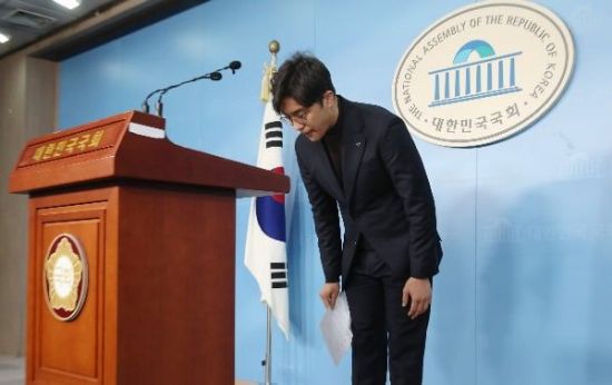 더불어민주당 영입인재 2호였던 원종건씨가 28일 서울 여의도 국회 정론관에서 '미투 논란'에 대한 입장을 밝힌 후 인사하고 있다./사진=연합뉴스