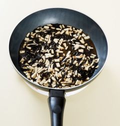 3. 냄비에 분량의 조림장 재료를 모두 넣고 말린 톳과 새송이버섯을 넣어 5분 정도 졸인다.