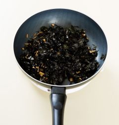 4. 김을 넣어 섞고 참기름과 후춧가루를 뿌린다.