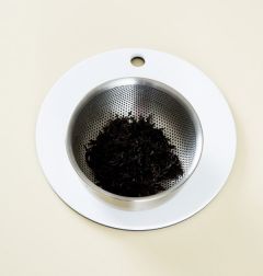 2. 말린 톳은 물에 10분 정도 불려 체에 건진다.