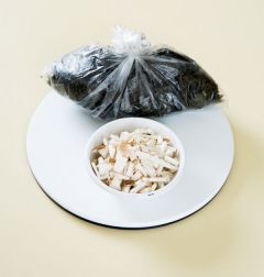 1. 김은 불에 구워 손으로 찢는다. 새송이버섯은 잘게 다진다.