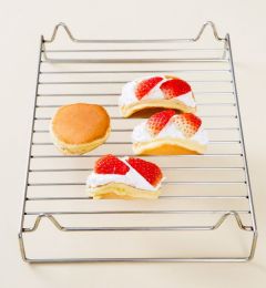 5. 크림을 오믈렛에 채우고 딸기와 민트로 장식한다.