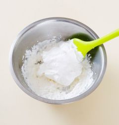 3. 크림치즈를 부드럽게 풀어 설탕과 요거트를 넣어 골고루 섞은 다음 거품을 올린 생크림을 넣어 가볍게 섞는다.