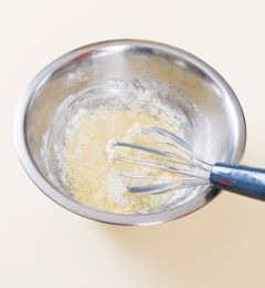 1. 핫케이크 믹스에 달걀과 우유를 넣어 멍울이 지지 않도록 잘 푼다.