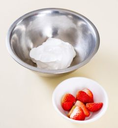 2. 생크림은 거품을 올리고 딸기는 적당한 크기로 자른다.