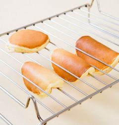 4. 핫케이트를 동그랗게 부쳐 뜨거울 때 반으로 접어 모양을 잡는다.(Tip 그릴 같은 곳에 잠깐 끼우면 모양이 잘 잡힌다.)