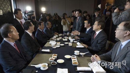 황교안 자유한국당 대표가 4일 서울 여의도의 한 식당에서 대구지역 의원들과 오찬을 하고 있다. 윤재옥 의원(왼쪽 시계방향), 주호영 의원, 곽대훈 의원, 추경호 의원, 김상훈 의원, 황 대표, 강효상 의원./윤동주 기자 doso7@