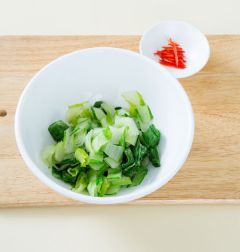 2. 얼갈이는 먹기 좋게 썰고 홍고추는 가늘게 채 썬다.