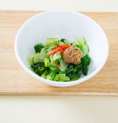 3. 볼에 얼갈이를 넣고 분량의 된장 양념 재료를 모두 넣어 조물조물 무친 다음 홍고추를 넣어 가볍게 버무린다.