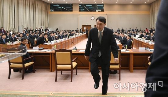 윤석열 검찰총장이 10일 서울 서초구 대검찰청에서 열린 전국 지검장 및 선거담당 부장검사 회의에서 인사말을 위해 단상에 오르고 있다./김현민 기자 kimhyun81@