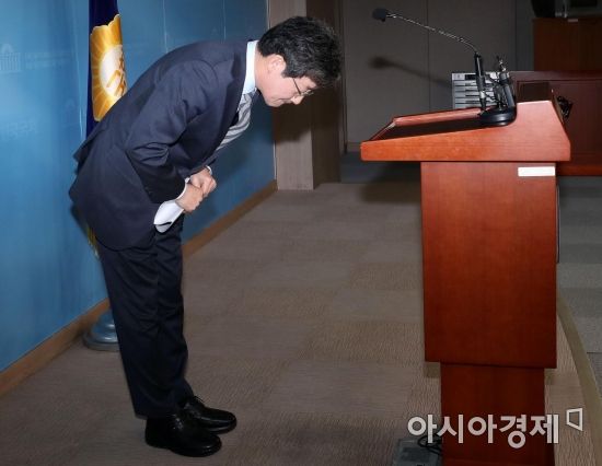 유승민 새로운보수당 보수재건위원장이 9일 국회에서 자유한국당과의 신설합당 추진 및 총선 불출마 관련 기자회견을 마친 후 고개를 숙이고 있다./사진=아시아경제DB