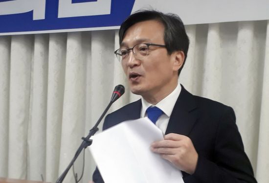 김의겸 전 청와대 대변인이 지난해12월19일 전북 군산시청에서 출마 기자회견을 하고 있다. [이미지출처=연합뉴스]