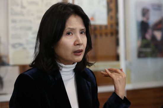 최영미 시인이 11일 오후 서울 마포구 동교동의 한 카페에서 '돼지들에게'개정증보판 발간 기자간담회를 하고 있다. [이미지출처=연합뉴스]