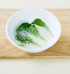 3. 반죽에 봄동을 넣어 옷을 입힌다.