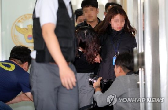 전 남편을 살해한 혐의로 구속된 고유정(36)이 지난해6월6일 오후 제주동부경찰서 진술녹화실에서 나와 고개를 푹 숙인 채 유치장으로 이동하고 있다. [이미지출처=연합뉴스]