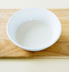 2. 볼에 부침가루 1컵과 물 1컵+1/5컵을 넣어 걸쭉하게 푼다.