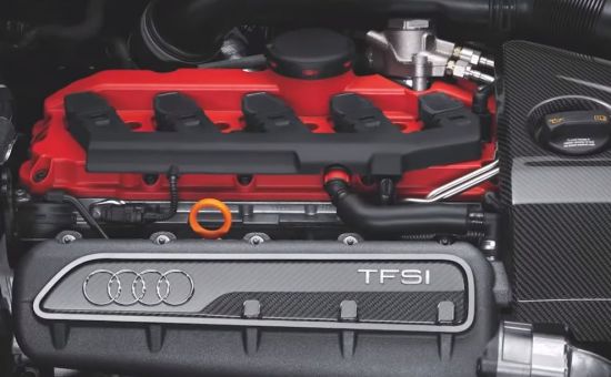 보기 드문 엔진을 장착한 아우디 자동차의 엔진룸 모습. [사진=유튜브 화면캡처]